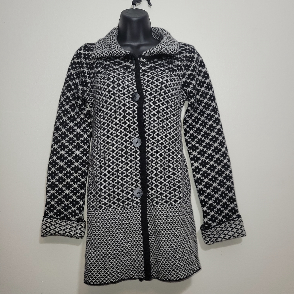 Women's Black and White Patterned Sweater